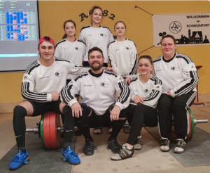 Foto: hinten stehend von links nach rechts: Phoebe Feix, Helena Voigt und Lina Merk vorne sitzend: Ive Bräuning, Marc Vogel, Justine Feix und Yvonne Kranz